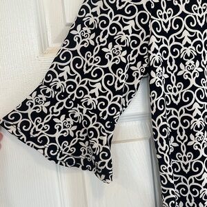 Roz &Ali blouse, size Small, black and white print, 3/4 bell sleeve